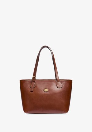 Bolso tote de cuero marrón con asas dobles y un pequeño emblema ovalado dorado en el centro delantero.