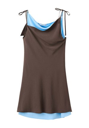 Vestido marrón sin mangas tipo lencero con finos tirantes en los hombros y un forro azul claro visible en el escote y el dobladillo.