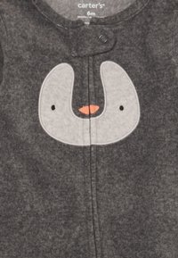 Donkergrijze baby romper met ontwerp van een witte en oranje pinguin gezicht en ritssluiting aan de voorkant, maat 6 maanden van Carter's.