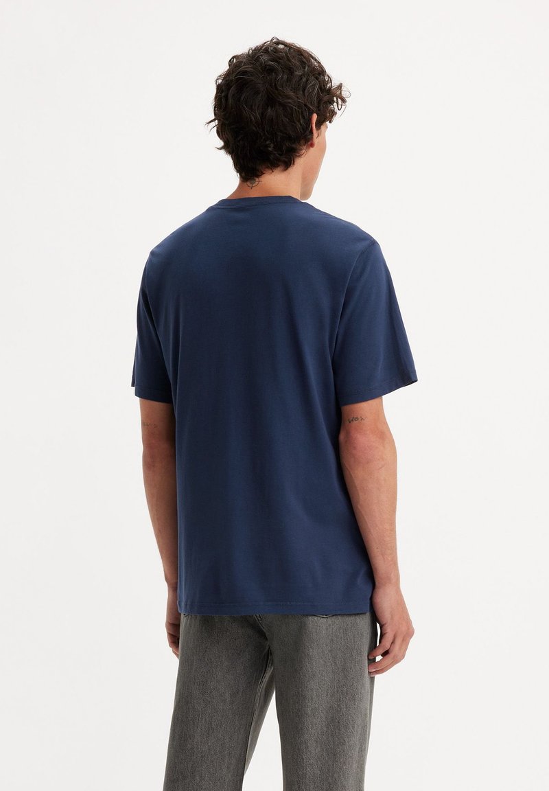 T-shirt in cotone blu marina con scollo rotondo classico, maniche corte e vestibilità rilassata, mostrata di spalle con una texture liscia.