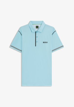 Polo shirt azzurro chiaro con colletto, pattina a tre bottoni, accenti neri e logo "BOSS" sul lato sinistro del petto. Realizzato in tessuto strutturato.