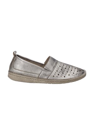 Metallisch silberner Slipper mit perforiertem Design, strukturiertem Obermaterial und beiger Gummisohle. Verfügt über eine Schlaufe für einfaches Anziehen.
