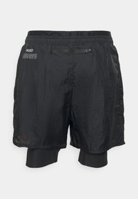 Schwarze Sportshorts aus leichtem, strukturiertem Stoff mit einem elastischen Bund und integrierten Innenshorts.