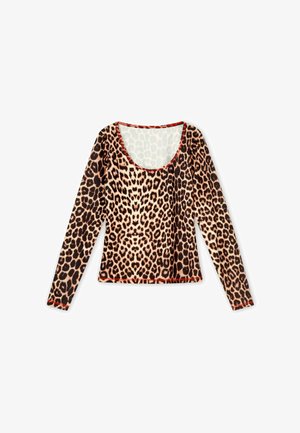 Langærmet top med leopardmønster og rund halsudskæring, med brune, sorte og beige pletter samt røde sømdetaljer.