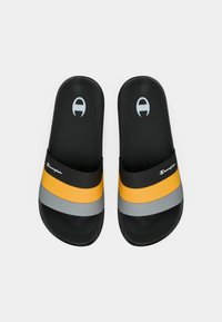 Μαύρα σανδάλια με λουράκι, διακοσμημένα με κίτρινες και γκρι οριζόντιες ρίγες, κατασκευασμένα από συνθετικό υλικό. Διαθέτουν λογότυπο στο λουράκι.