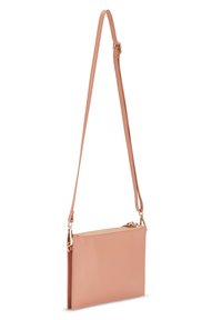 Peachfarvet læder crossbody taske med en slank rektangulær form, lynlåslukning og justerbar rem. Glat tekstur med gyldne hardware detaljer.