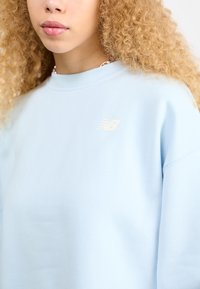 New Balance LINEAR HERITAGE BRUSHED BACK CREWNECK - Sportska majica - quarry blue