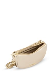 Sac bandoulière en cuir beige avec une forme incurvée, deux compartiments zippés et des finitions en métal doré. Texture lisse avec des détails de couture visibles.