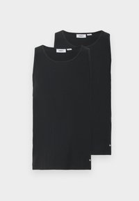 Μαύρα φανελάκια σε συσκευασία των δύο. Κατασκευασμένα από ριμπ ύφασμα, με στρογγυλή λαιμόκοψη και ετικέτα του brand στο τελείωμα. Κανονική εφαρμογή, χωρίς ορατά σχέδια.