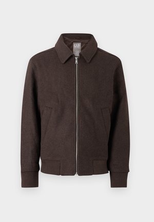 Jachetă maro din lână cu fermoar, guler, manșete și tiv striate, și două buzunare frontale, expusă pe un fundal alb.