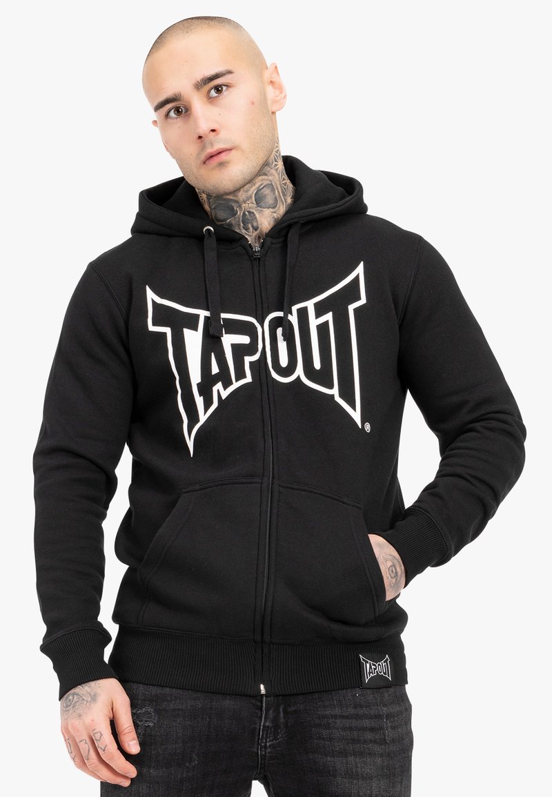 Czarna bluza z kapturem na zamek z przednimi kieszeniami, z dużym białym logo "TAPOUT". Wykonana z miękkiego materiału z prążkowanymi mankietami i dołem.