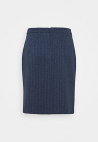 Jupe crayon bleu marine avec une texture en chevrons, au design ajusté et à fermeture éclair au dos. Pas de détails ou embellissements supplémentaires.