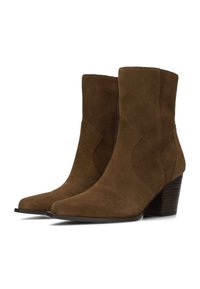 Botas de tobillo de ante marrón con punta afilada, costuras diagonales sutiles y un tacón de madera apilada. Textura suave y diseño elegante.