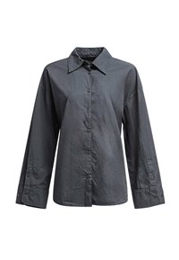 Chemise à manches longues gris foncé avec boutons, col pointu et poignets boutonnés, présentée sur fond blanc.