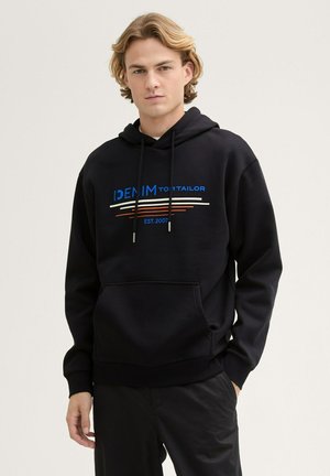 Sweat à capuche noir avec une poche avant, arborant une impression colorée : "DENIM TOM TAILOR" et des lignes horizontales en bleu, rouge et crème.