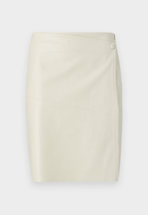 Krém színű műbőr ceruzaszoknya, átlós varrással és az elején rejtett patenttal záródik.