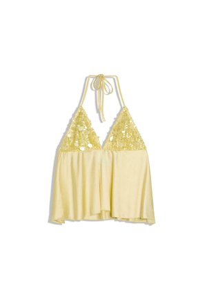 Haut dos-nu jaune avec des bonnets triangulaires à sequins et une partie inférieure fluide en tissu uni.