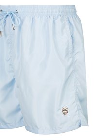 Helle blaue Badeshorts aus glattem Stoff, mit einem elastischen Bund und Kordelzug sowie einem kleinen Logo-Patch an der Seite.