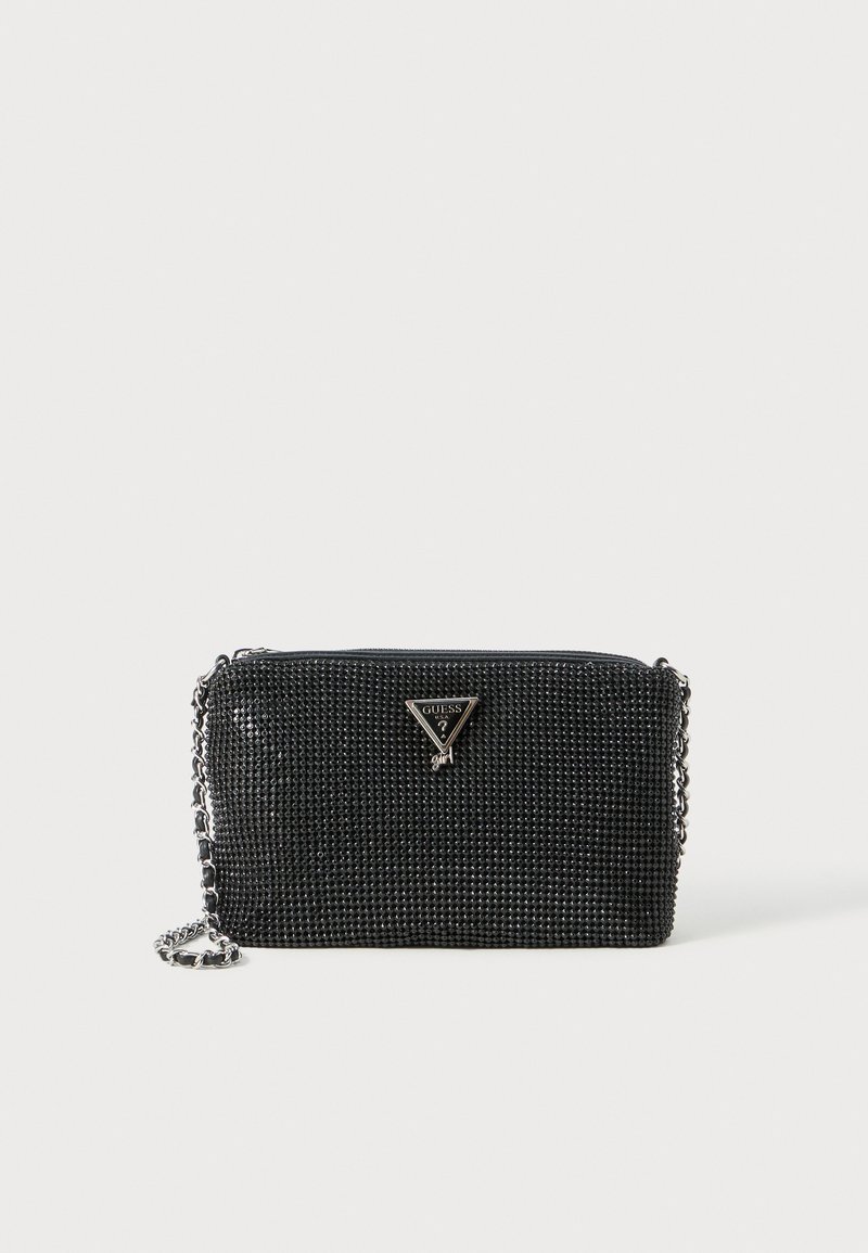 Clutch da sera rettangolare nera ricoperta di strass neri, con tracolla in metallo argentato e logo triangolare Guess sul davanti.