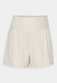 Lys beige shorts med strukturelt ribbet liv, flytende design og avslappet passform. Har sydd områder og sideslisser for fleksibilitet.