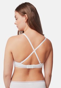 Gisela Grudnjak sa žicom - white