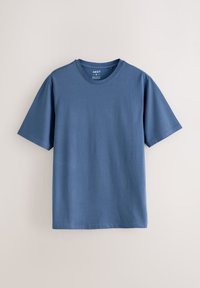 Plava pamučna majica s okruglim izrezom i kratkim rukavima, redovitog kroja i glatke teksture, obješena na svijetloj pozadini.