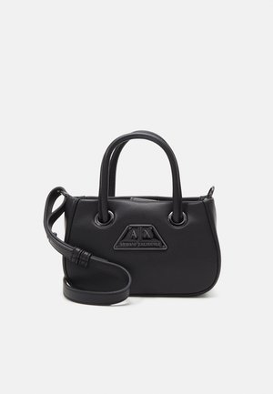 Bolso negro de Armani Exchange con dos asas superiores, correa de hombro desmontable y una placa con el logo en la parte frontal.