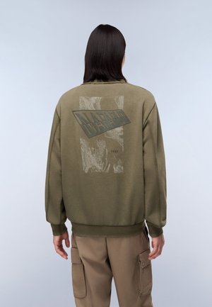 Olijfgroene sweatshirt met een gestructureerde grafische print op de achterkant, met een rechthoekig logo en het jaar "1987." Relaxte pasvorm en ribgebreide manchetten.