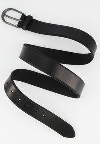 Zwarte leren riem met een gladde textuur, rechthoekige metalen gesp en meerdere gaatjes voor aanpassing. Het ontwerp is minimalistisch en functioneel.