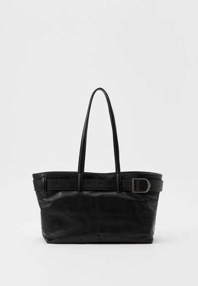 Borsa a tote nera in pelle con due manici lunghi, una texture liscia e una cinturino largo con dettaglio a fibbia nella parte superiore.
