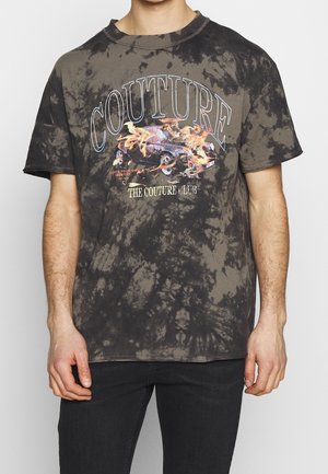 Camiseta gráfica de algodón, con un patrón de tie-dye en gris oscuro. En el frente se muestra un gráfico colorido de un automóvil con llamas y texto en negrita.