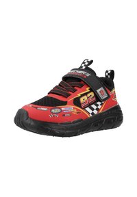 Zapatilla roja y negra con acentos a cuadros, suela de goma, cordones elásticos y gráficos de temática de carreras, incluyendo el número 92 y varios logotipos.