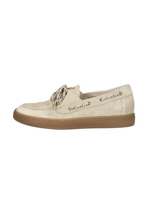 Mocassin beige en daim avec un bout rond, semelle en caoutchouc marron, lacets décoratifs en corde et œillets dorés. Design minimaliste avec un dessus texturé.