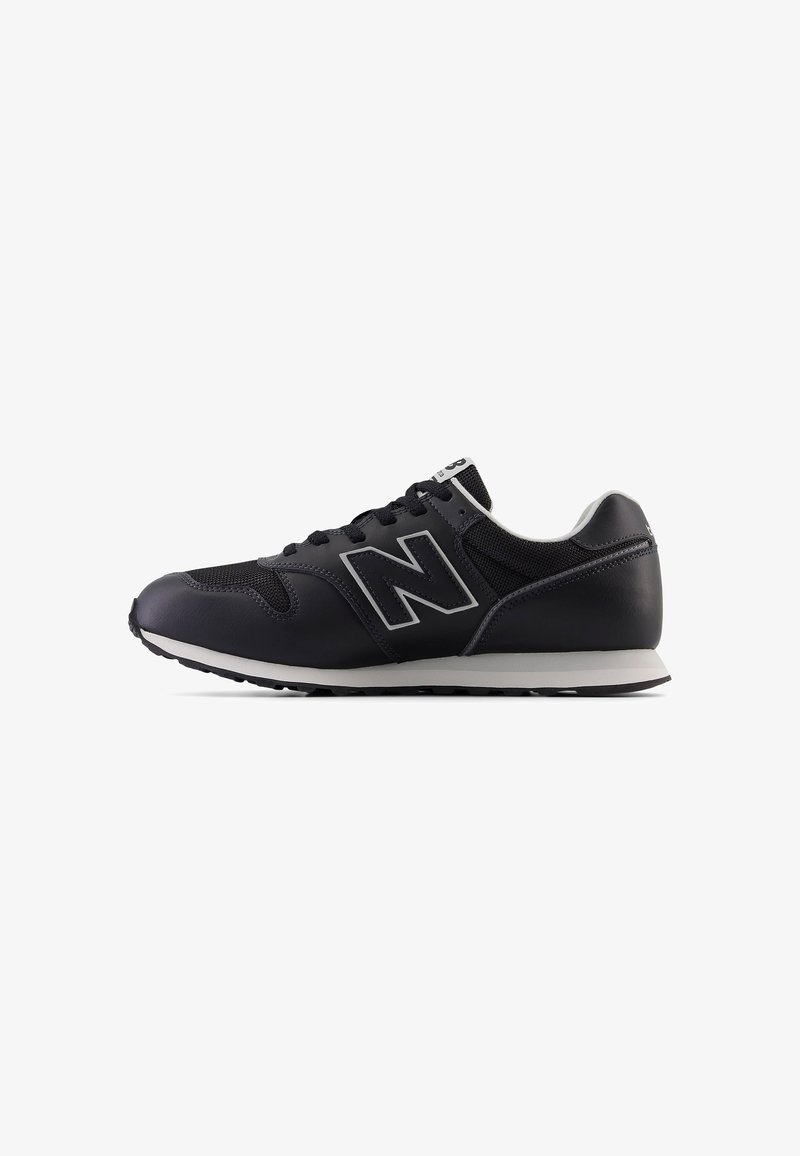 Czarno-szare sportowe sneakersy z siateczkowymi detalami, białą podeszwą i dużym logo "N" po boku, przedstawione w widoku bocznym.