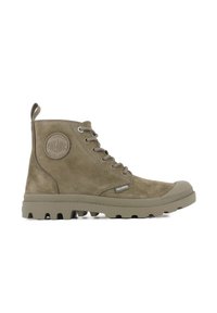 Bottes anklet en suede khaki avec un capuchon en caoutchouc, semelle texturée et patch logo circulaire sur le côté. Dispose d'un design à lacets et d'une languette au talon.