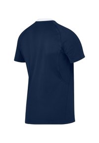 T-shirt atletico blu navy con maniche corte, scollo rotondo e tessuto liscio. Presenta un accento bianco al colletto e alle cuciture laterali.