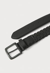 Schwarzer Ledergürtel mit geflochtenem Design und einer glatten Sektion, Metallsteckschließe und mehreren Einstelllöchern entlang einer flachen Kante.