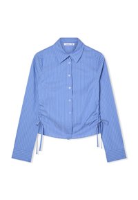 Camicia blu a maniche lunghe con bottoni, caratterizzata da sottili righe verticali bianche e lacci arricciati regolabili sui lati.