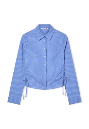 Camicia blu a maniche lunghe con bottoni, caratterizzata da sottili righe verticali bianche e lacci arricciati regolabili sui lati.