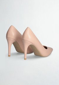 Tacchi alti in pelle lucida beige con punta appuntita e sottile tacco a stiletto, caratterizzati da un design con ritaglio nella parte anteriore e una texture liscia.