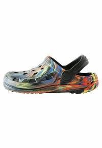 Czarno-wielokolorowy but w stylu Crocs z otworami wentylacyjnymi, teksturowaną powierzchnią i tylnym paskiem zapewniającym bezpieczne dopasowanie.