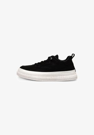 Baskets noires avec un dessus texturé, bout rond et semelle plateforme blanche. Présentent des coutures contrastées et un design à lacets avec une languette à l'arrière.