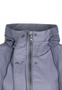 Jasnofioletowa kurtka z wysokim kołnierzem, sznurkiem w kapturze, przednim zamkiem błyskawicznym i zapięciami na napy. Wykonana z gładkiego, wodoodpornego materiału.