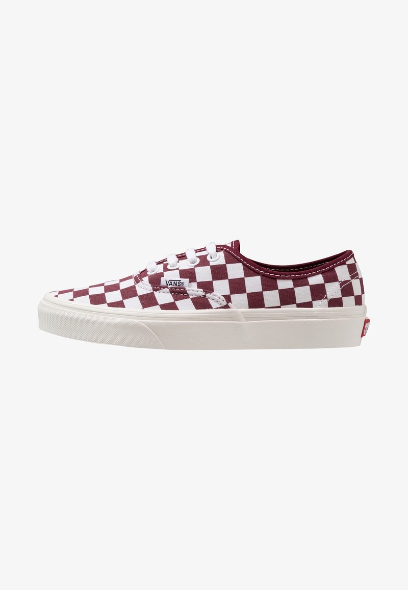 Baskets Vans basses avec motif damier bordeaux et blanc et semelle en caoutchouc blanche, vues de côté extérieur.