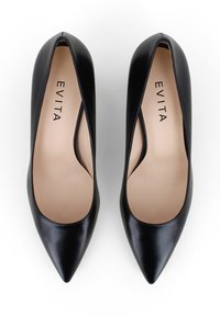 Escarpins noirs en cuir à talons hauts avec un bout pointu et un design à découpe sur les côtés, présentant un intérieur beige et la marque « EVITA ». 