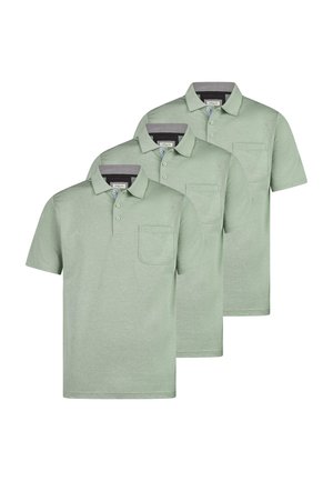 Drie lichtgroene poloshirts met korte mouwen, kraag, knopen aan de voorkant en borstzakken, in een verspringende rij gerangschikt.