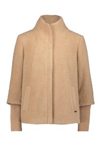 Beżowa teksturowana dzianinowa kurtka z wysokim kołnierzem, rękawami 3/4 oraz ściągaczami dzianinowymi na końcach rękawów.