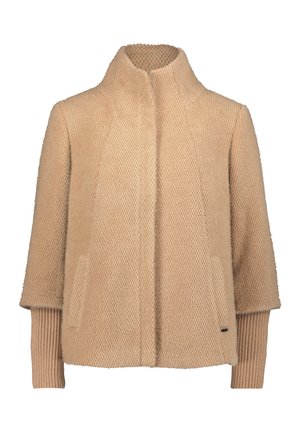 Beige struktureret strikjakke med høj krave, 3/4 ærmer og ribbet strikkanter, der strækker sig fra ærmerne.