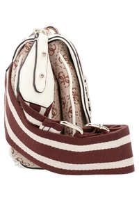 Tekstureret stof håndtaske i maroon og creme med et stribet bånd, der har et struktureret design, guldhardware og en kontrastlæderkant.