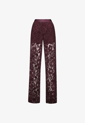 Pantaloni palazzo in pizzo color bordeaux con motivi floreali intricati, dotati di vita in raso e gambe fluenti e semi-trasparenti.